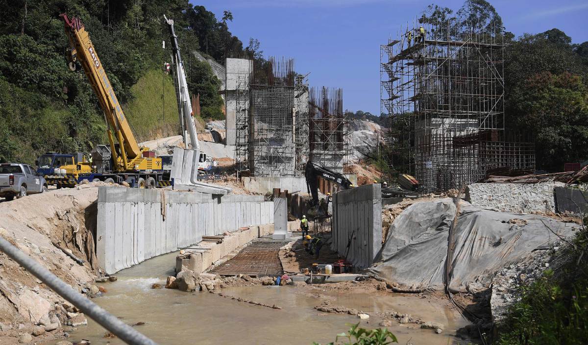 KERJA-KERJA pembinaan projek Lebuhraya Lembah Klang Timur (EKVE) yang giat dijalankan dikenal pasti sebagai punca air keruh di Sungai Klang sekitar kawasan ibu kota, termasuk projek Sungai Nadi Kehidupan (ROL). FOTO BERNAMA