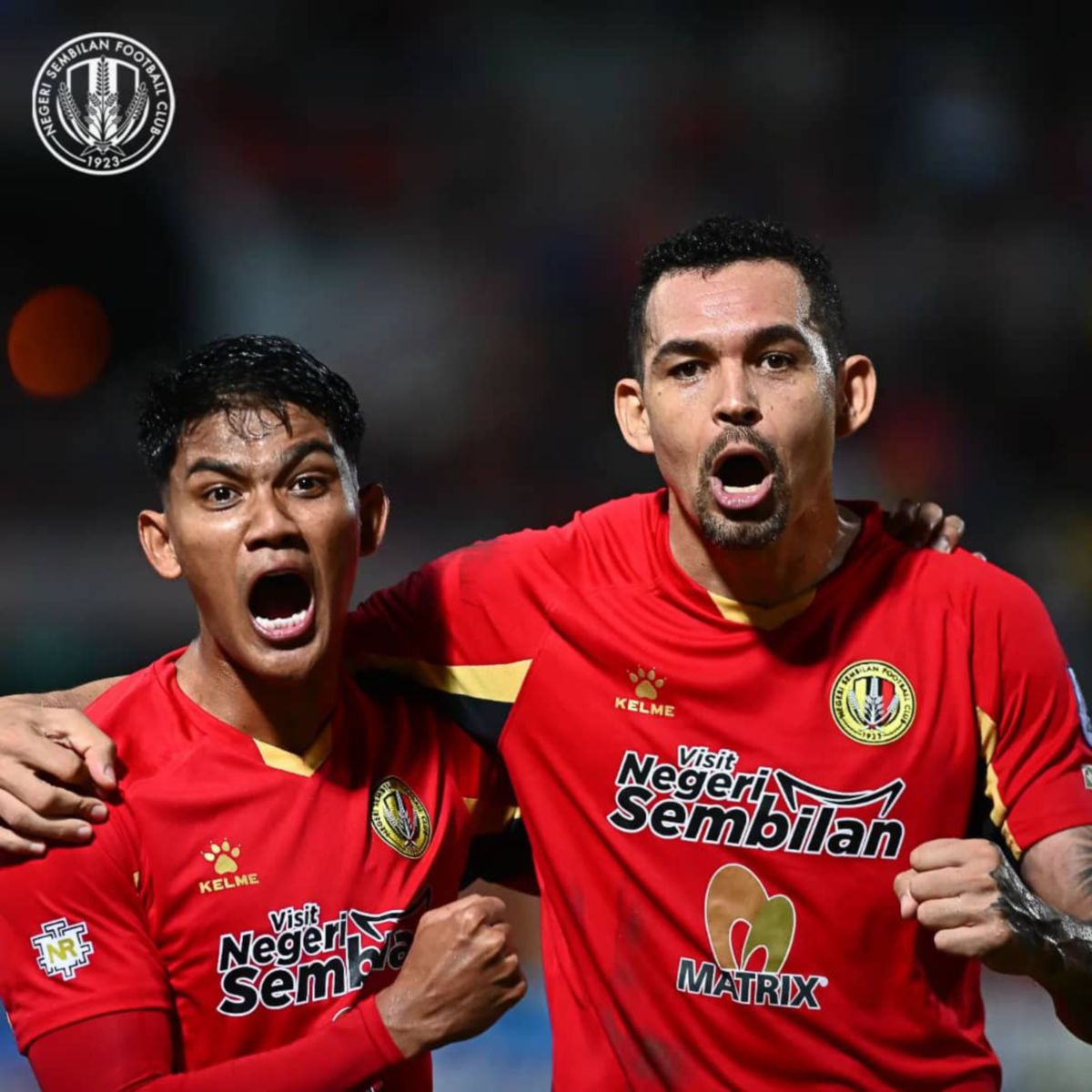 Shahrel Fikri (kiri) dan Casagrande meraikan jaringan pada pertembungan dengan Kelantan FC, Sabtu lalu. FOTO Ihsan FB NSFC