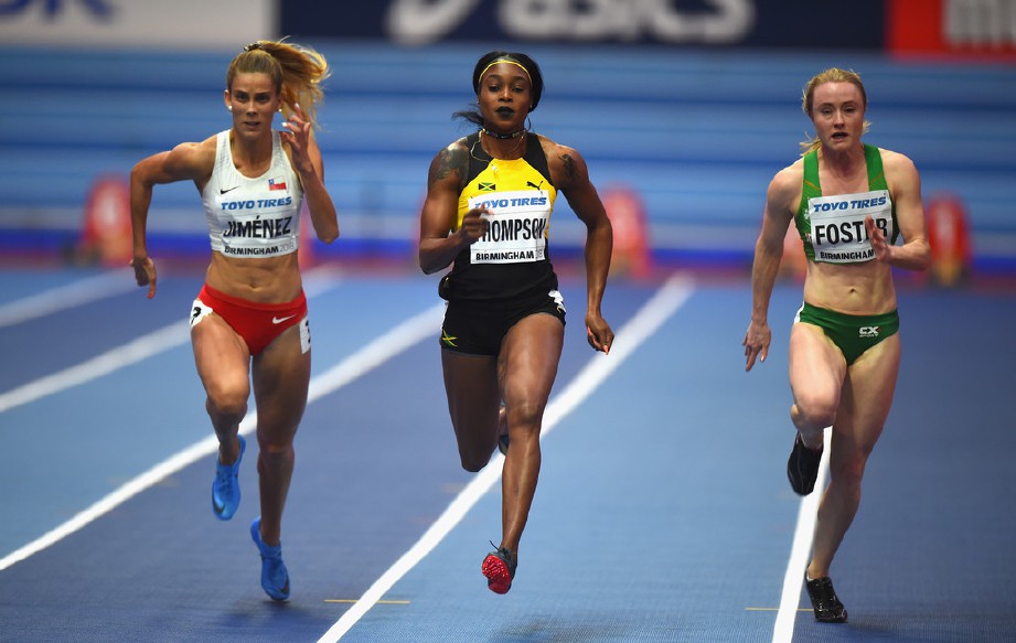 ELAINE (tengah) berkongsi tangga pertama dengan Shelly-Ann pada kejohanan kebangsaan Jamaica. — FOTO Getty Images