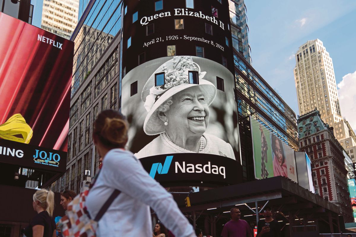 PAPAN iklan digital di Times Square, New York memaparkan foto Ratu Elizabeth II. FOTO AFP 