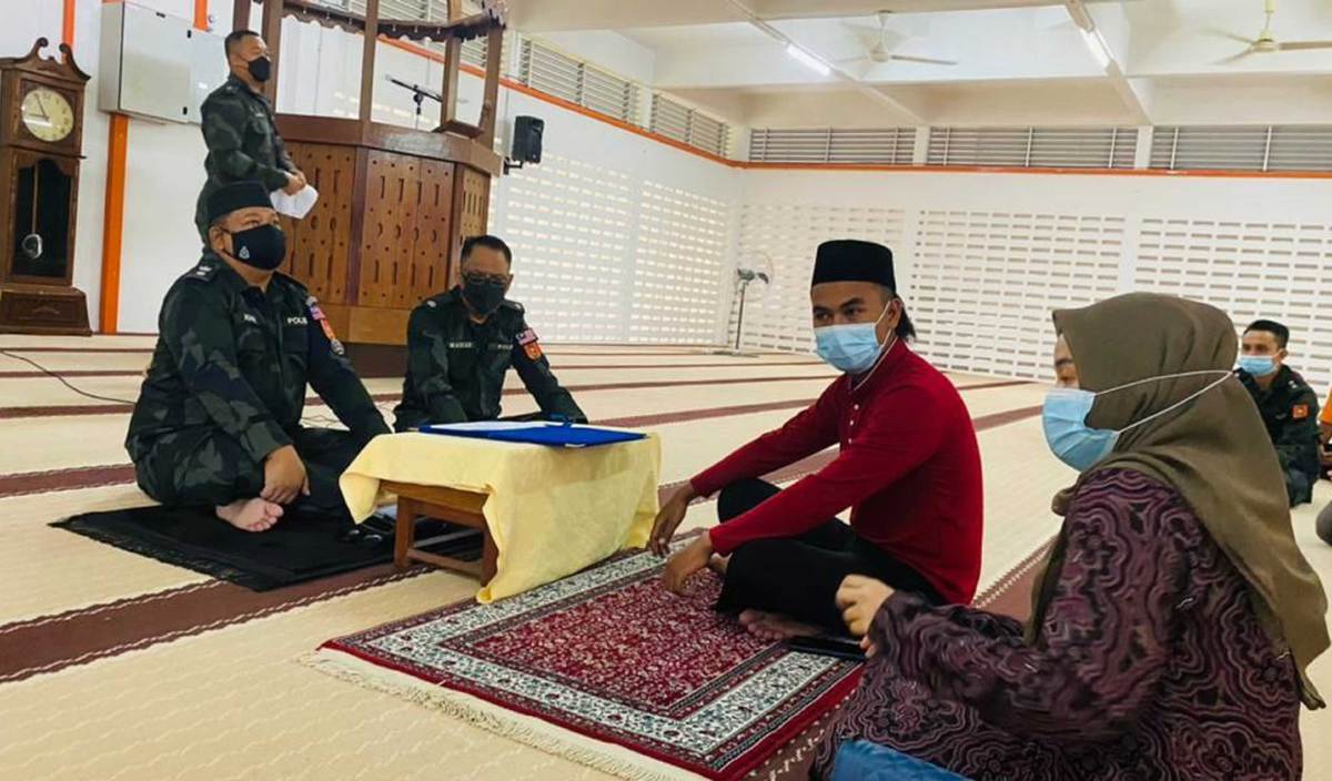AZHAR (kiri) dan Erwin Nordin (dua kanan) bersama isterinya, Shahpika (kanan) semasa Majlis Syahadah di Surau Nurul Huda, kelmarin. FOTO Ihsan pembaca