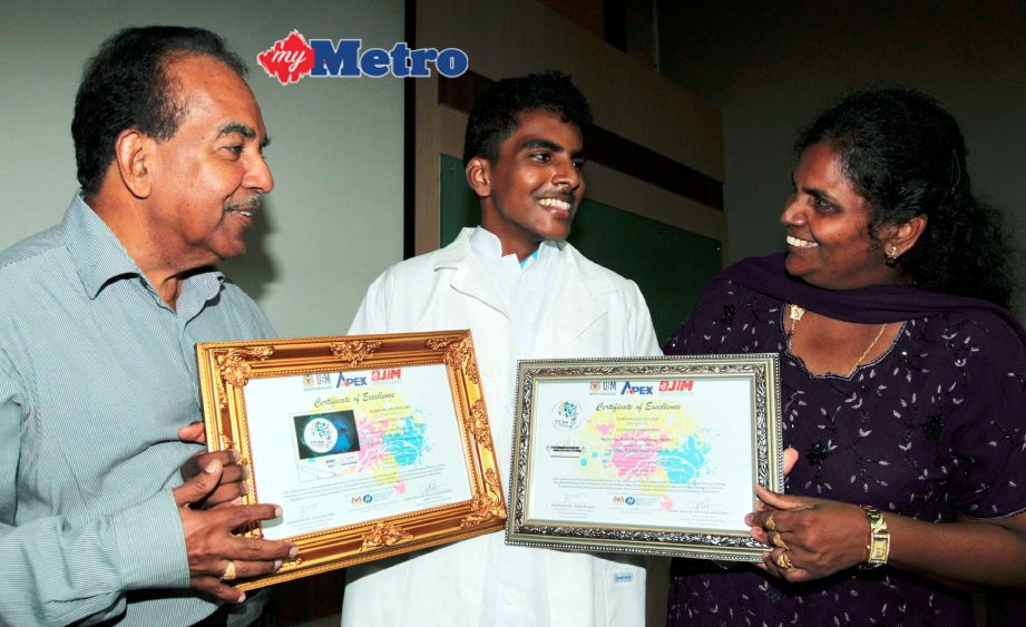 Elwin menunjukkan sijil kepada ibu, Kunavathi, 57, dan bapa, Paul Raj, 70, selepas memenangi pertandingan MBBC 2017. FOTO Syamsi Suhaimi 