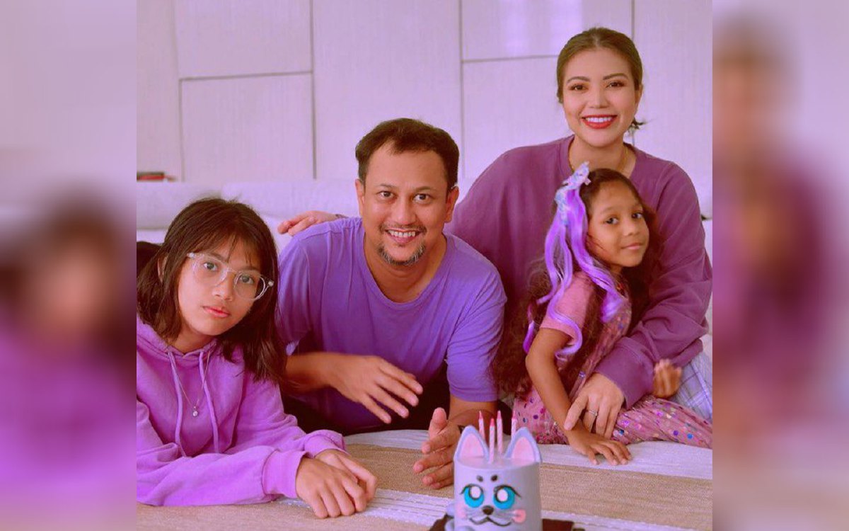 Elyana bersama suami, Khairul Anuar serta anak-anak, Cinta Sumayyah (kiri) dan Cahaya Ramadhani. Foto dari Instagram Elyana