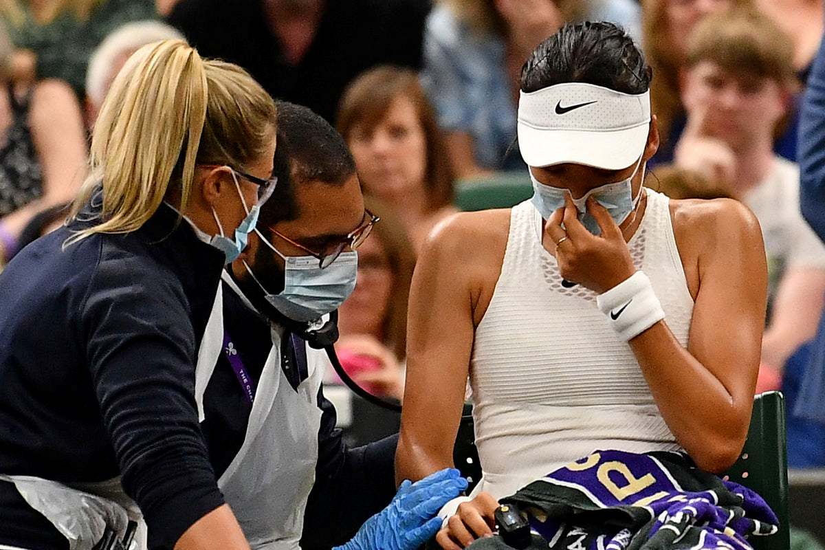 Emma Raducanu (kanan) mendapatkan rawatan daripadan pasukan perubatan di Wimbledon. FOTO Agensi