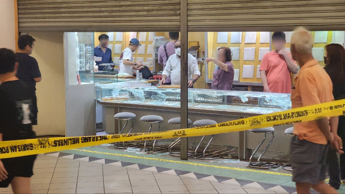 KEADAAN kedai emas jam selepas dirompak empat lelaki bertopeng di sebuah pusat beli belah di Kajang. 
