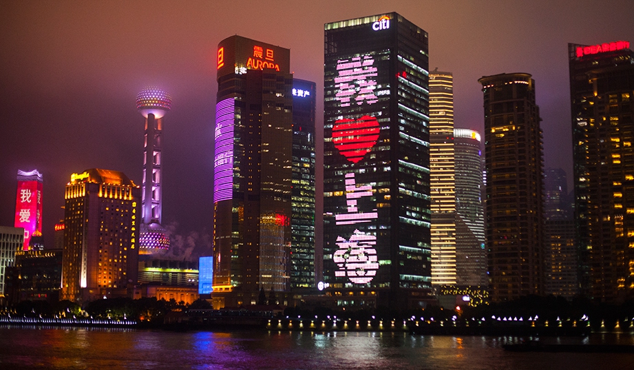 KEINDAHAN waktu malam di Shanghai.