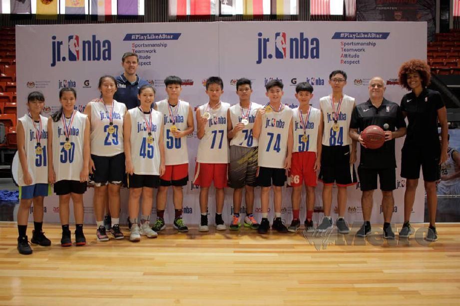 EMAN (enam dari kanan) bersama pemain Pasukan Bintang Jr NBA Malaysia. — FOTO nba.com
