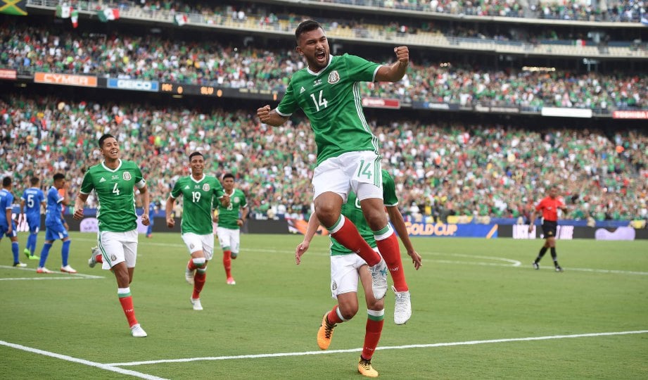 MARIN (tengah) ledak gol untuk Mexico.