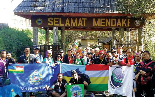USIA dan kesibukan tidak halang anggota DBKK buktikan kecergasan menawan gunung kemegahan Malaysia.