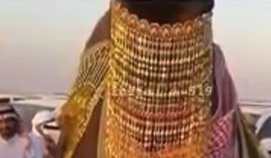 GAMBAR dipetik dari klip video menunjukkan unta berkenaan dengan rantai emas tebal.  