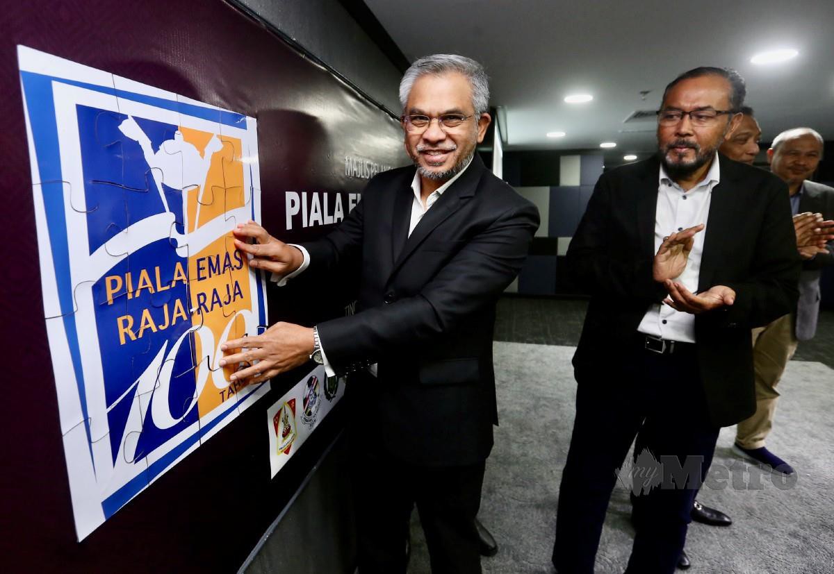 TAN Sri Dr Mohd Daud Bakar meletakkan puzzle sebagai gimik pelancaran Piala Emas Raja-Raja, Edisi 100 dan di saksikan oleh Presiden Bolasepak Melayu Malaysia, Mohd Firdaus Mohamed, (kanan) di Ibu Pejabat MARA. FOTO Fathil Asri