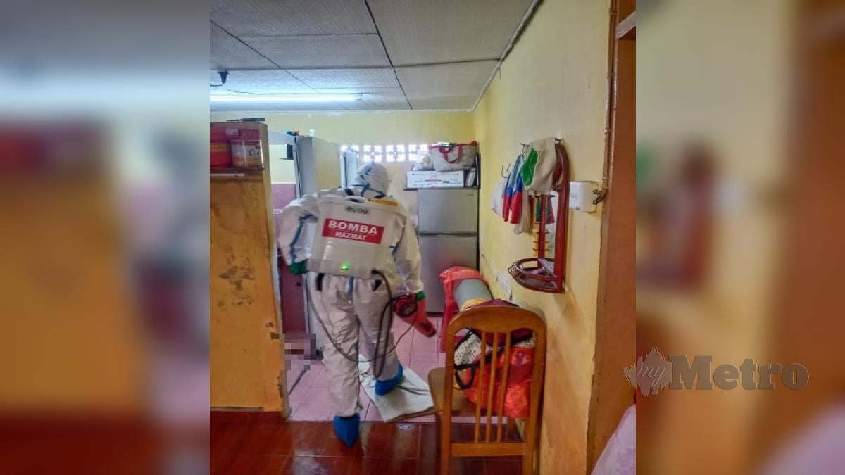 PASUKAN Hazmat bomba melakukan proses sanitasi di rumah wanita warga emas yang ditemui meninggal di dalam bilik air rumahnya. FOTO Ihsan Bomba