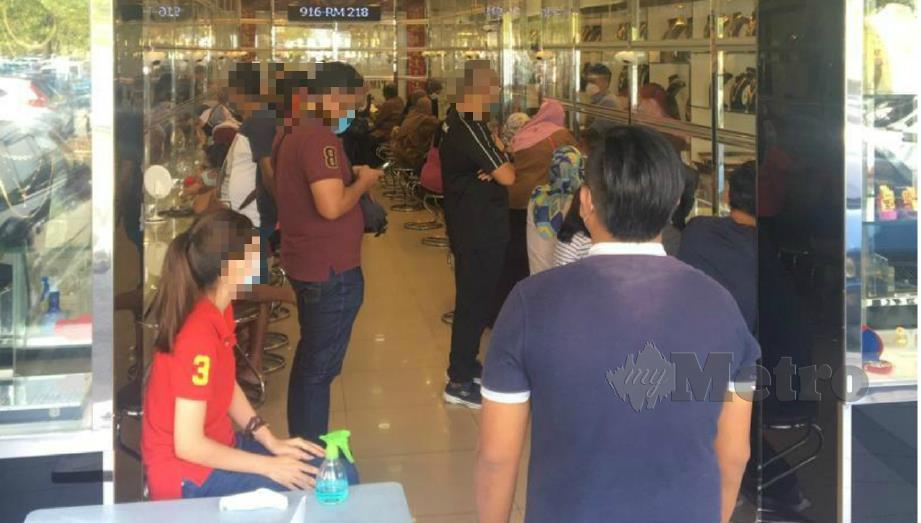 KEADAAN pelanggan yang tidak menjaga penjarakan sosial di dalam kedai emas di Port Dickson menyebabkan pemilik premis itu dikompaun kerana melanggar PKPB, hari ini. FOTO ihsan polis. 