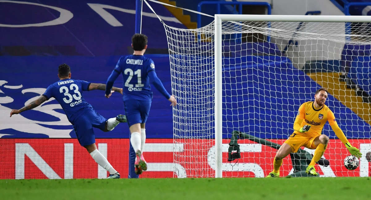 EMERSON (kiri) meledak gol kedua Chelsea. FOTO AFP 