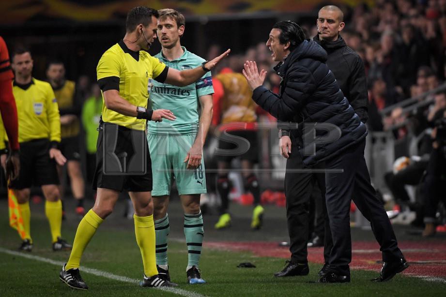 EMERY bertekak dengan pengadil ketika menentang Rennes di laman lawan, awal pagi tadi. — FOTO AFP