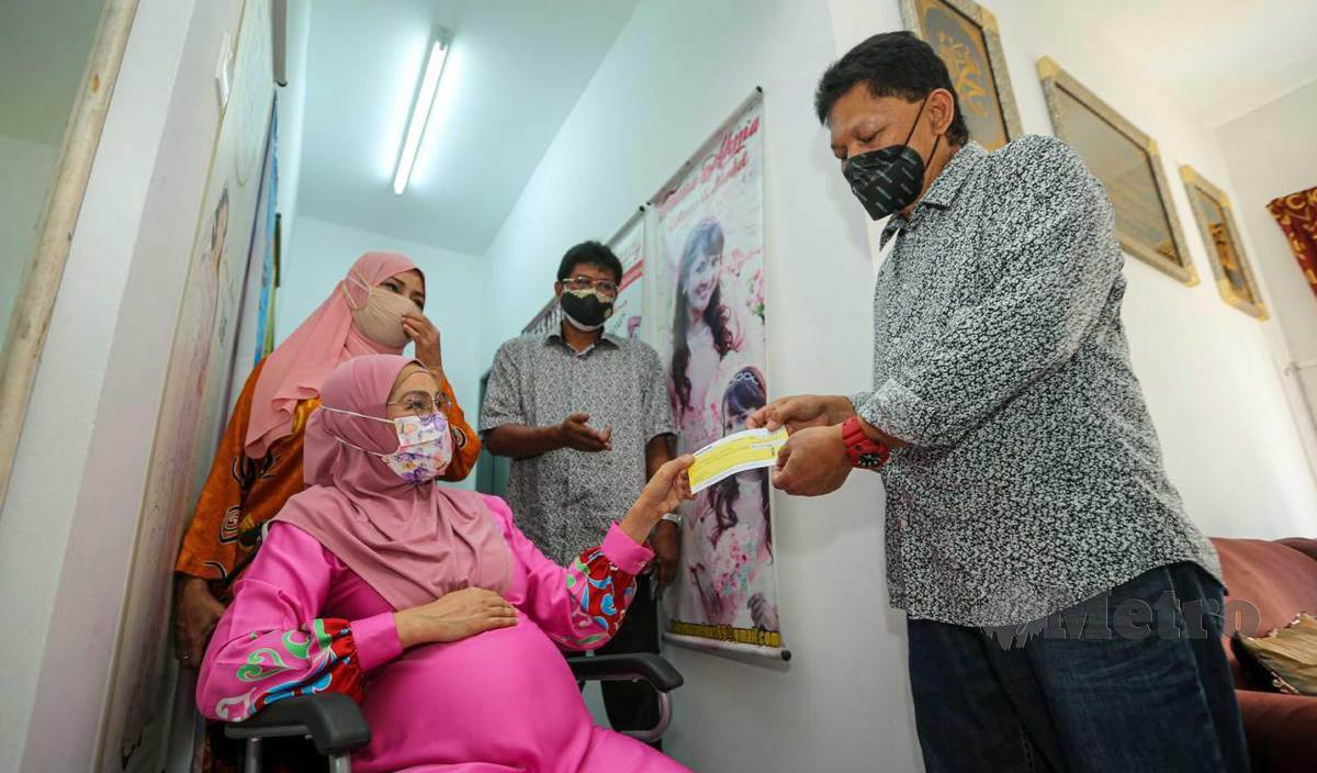 EMMA Akma yang menghidap kanser perut menerima sumbangan yang disampaikan oleh Presiden PERKOBF Malaysia, Tukiman Radion. FOTO Aswadi Alias