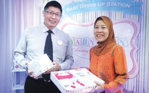 TAN bersama Pengerusi OrphanCARE Tan Sri Faizah Mohd Tahir pada majlis pelancaran Hari Bayi Pertama Malaysia. 