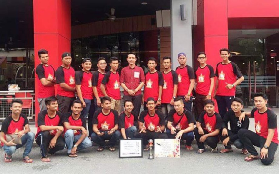 AHMAD Naqiuddin (berdiri tengah) bersama Himpunan Siswazah Kelantan (HIMSAK) UiTM.