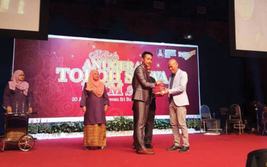 AHMAD Naqiuddin menerima anugerah di Majlis Anugerah Tokoh Siswa UiTM 2015..