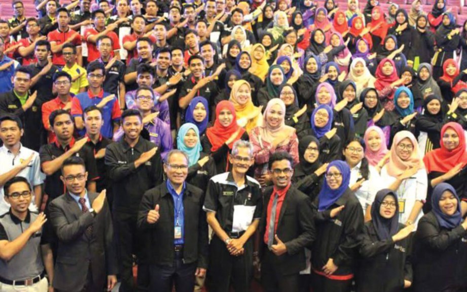 AHMAD Naqiuddin (depan dua dari kiri) bersama pemimpin mahasiswa UiTM seluruh Malaysia.
