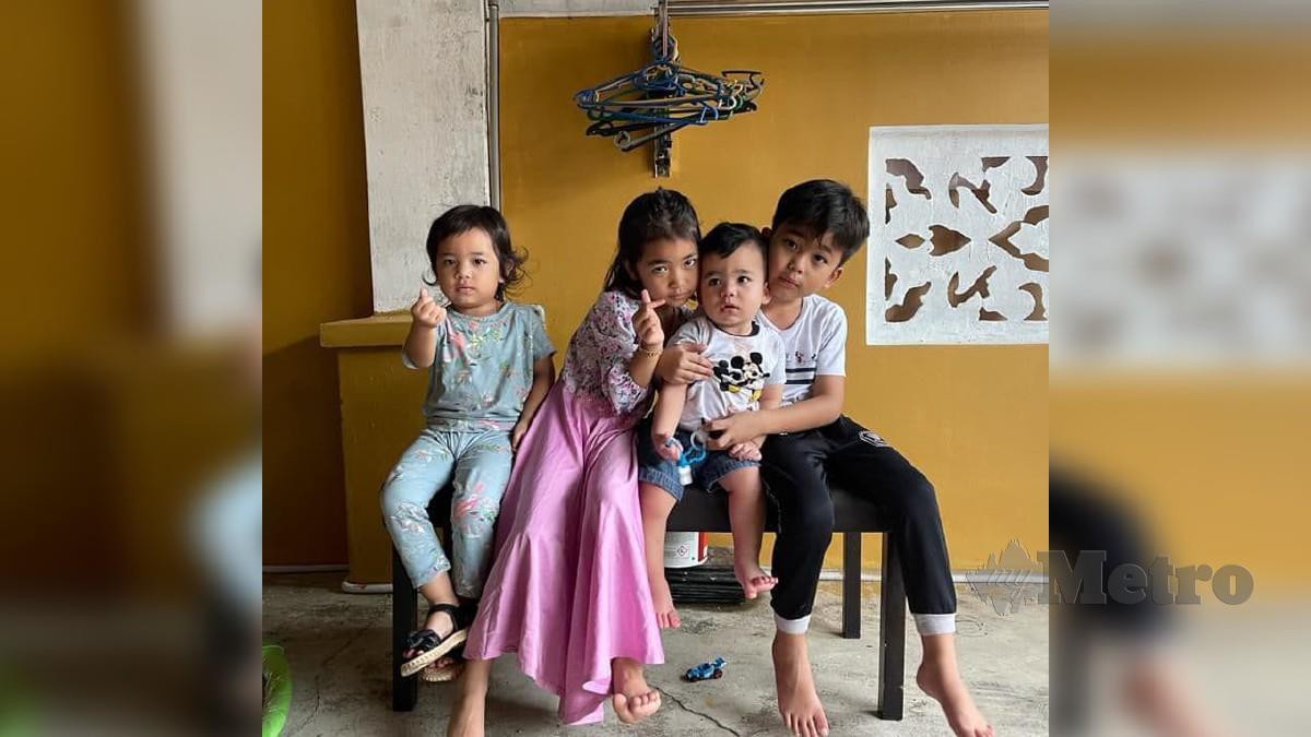 MUHAMMAD Zhafran, Nur Izara Qaleesya, Nur Inara Delisha, dan Muhammad Zhafriel kini tinggal bersama ibu saudara di Nilai, Negeri Sembilan. FOTO ihsan keluarga