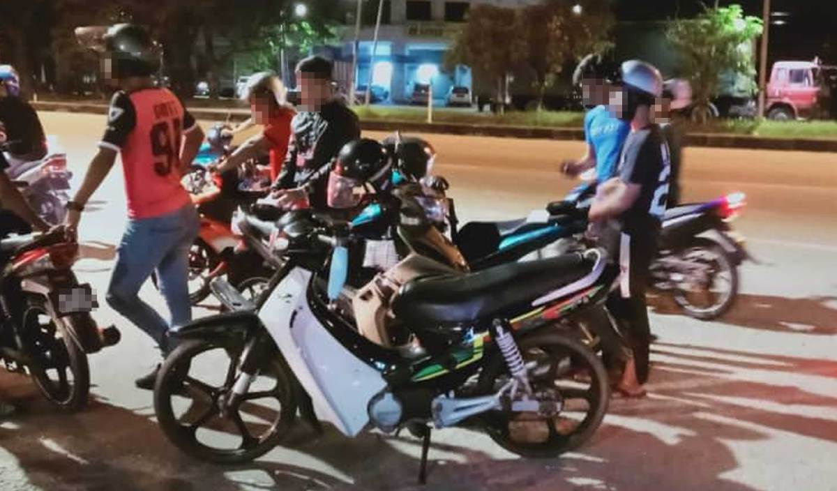 SEBAHAGIAN daripada motosikal yang dikenakan saman Pol 257 dalam operasi membanteras samseng jalanan di Jalan Ipoh-Butterworth berhampiran Simpang. FOTO IPD Taiping