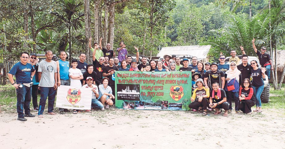 PESERTA yang terbabit program Sambutan Hari Raya bersama masyarakat Orang Asli Kampung Rakoh di Pos Lejang.