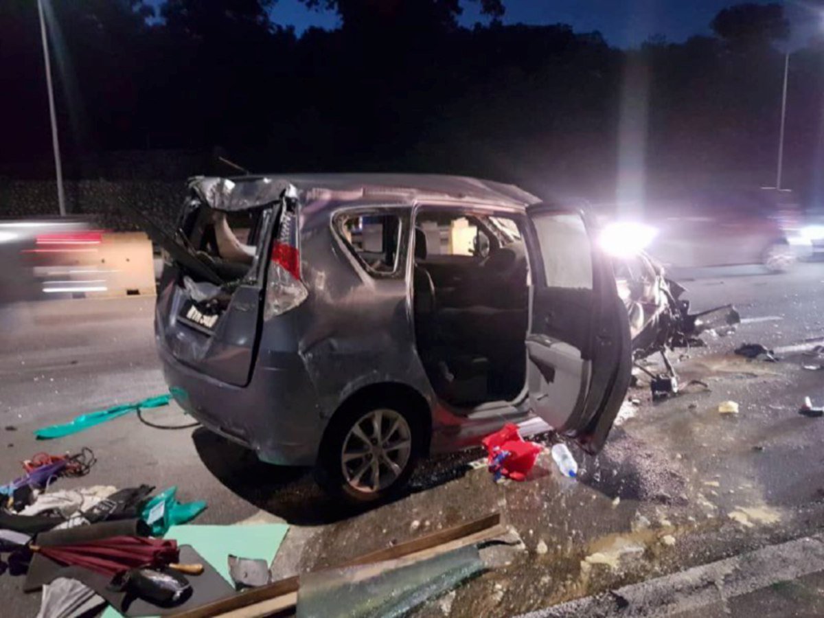 KERETA Perodua Alza dinaiki lima orang remuk selepas terbabas dan melanggar pembahagi jalan di Kilometer (km) 302.0 Lebuhraya Utara Selatan menghala Utara hari ini. FOTO Ihsan Bomba