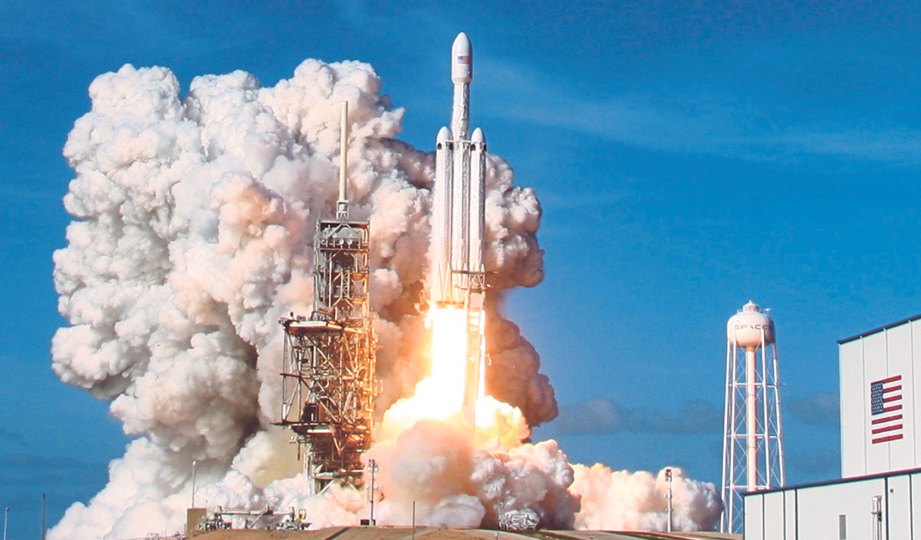 PENGGUNAAN teknologi booster lancar roket yang lebih hebat daripada pesawat Boeing.