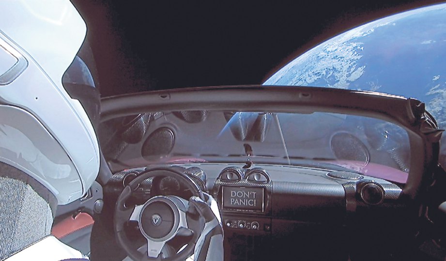 ELON Musk memasang kereta beliau di kapal angkasa.