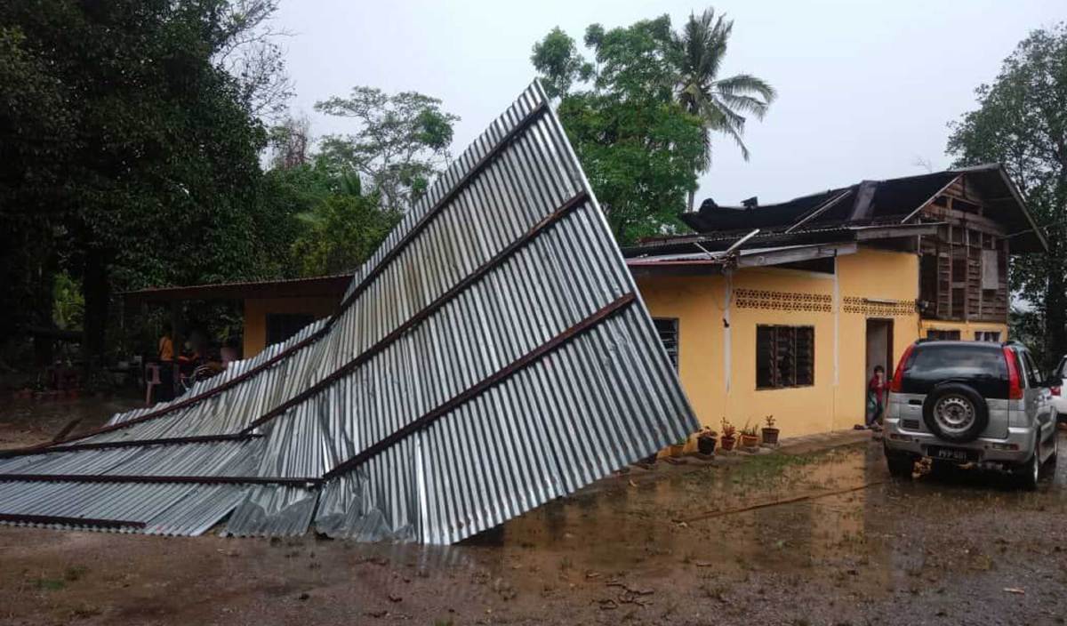 BUMBUNG zink rumah Ishak di Kampung Kubang Betong diterbangkan angin kencang dan ribut. FOTO Ihsan Ishak Ibrahim
