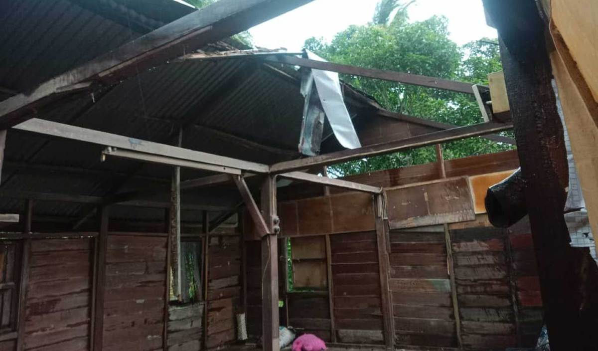 BAHAGIAN atas rumah yang rosak selepas atap zink rumah diterbangkan angin kencang dan ribut. FOTO Ihsan Ishak Ibrahim
