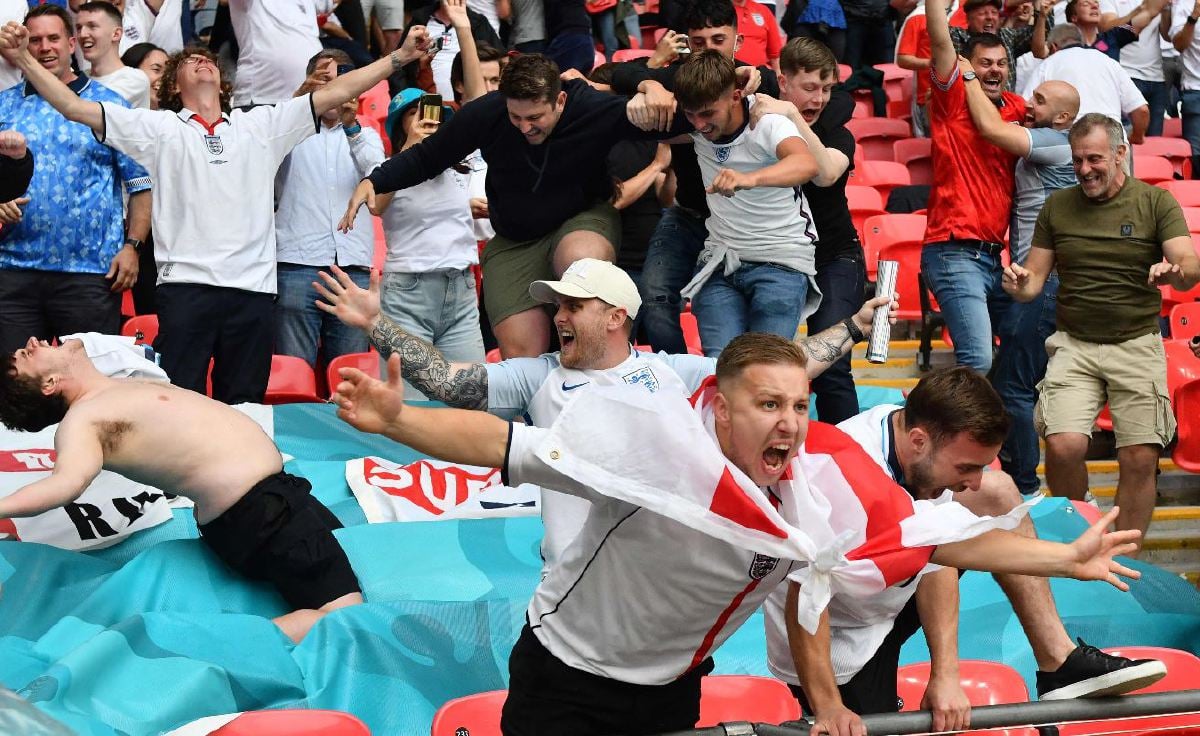 GELAGAT penyokong England di Wembley. FOTO AFP