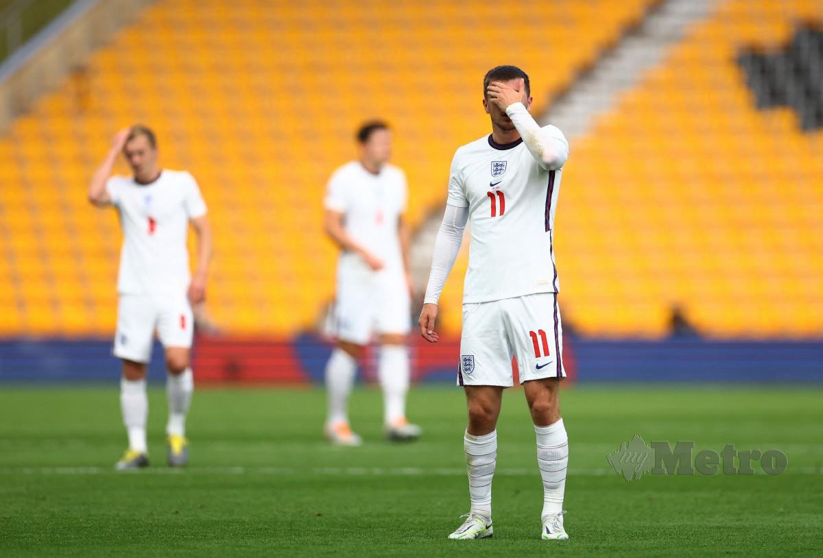 REAKSI kecewa barisan pemain England. FOTO Reuters
