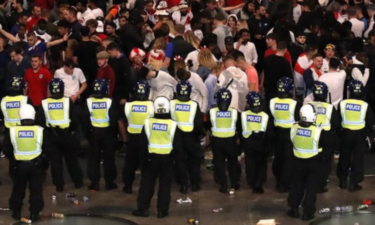 Anggota Polis mengadakan kawalan di hadapan penyokong England ketika aksi final Euro 2020. FOTO Agensi