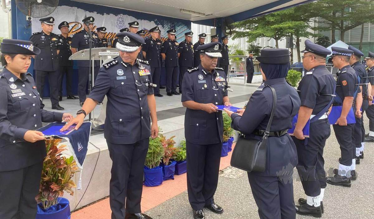 ALLAUDEEN ketika penyerahan penghargaan kepada anggota polis. FOTO Suharmin Yusuf