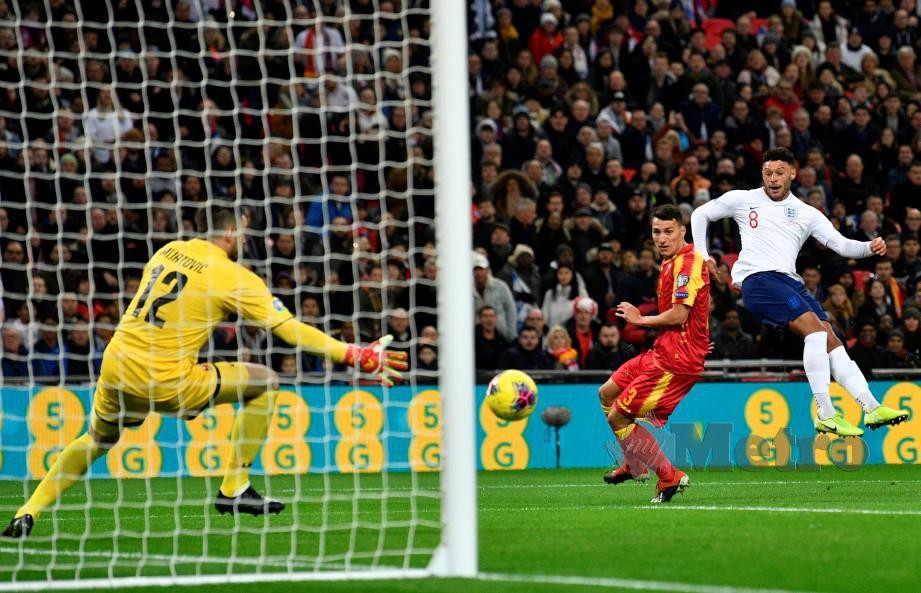 PEMAIN England, Alex Oxlade-Chamberlain (kanan) menjaringkan gol pembukaan menentang Montenegro di Wembley. — FOTO EPA