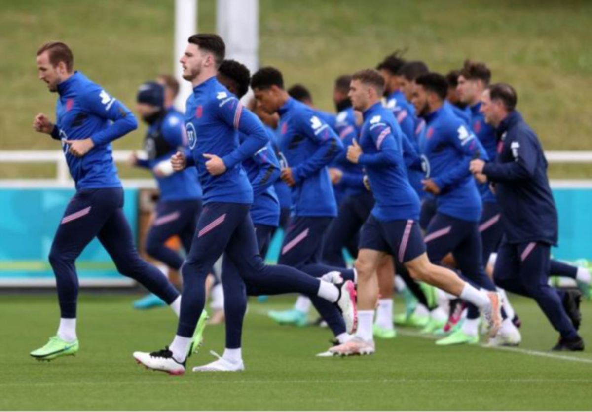 SESI latihan skuad England sebelum turun menentang Jerman Selasa ini. FOTO Agensi