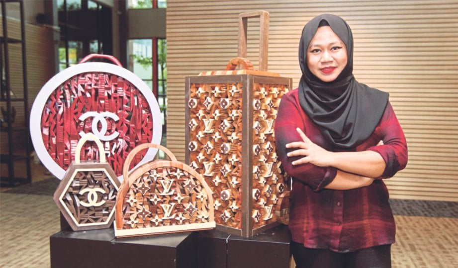 ANNIKETYNI menampilkan koleksi karya arca kayu yang diukir halus dan teliti dengan motif Pua Kumbu dan beg tangan mewah.