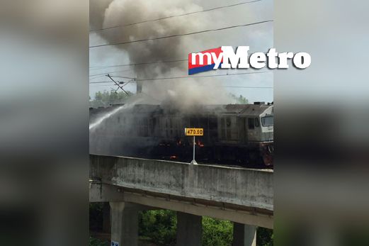 Enjin kereta api Ekspress Rakyat terbakar di stesen Keretapi KTMB Sungai Gadut, Seremban. FOTO ihsan bomba
