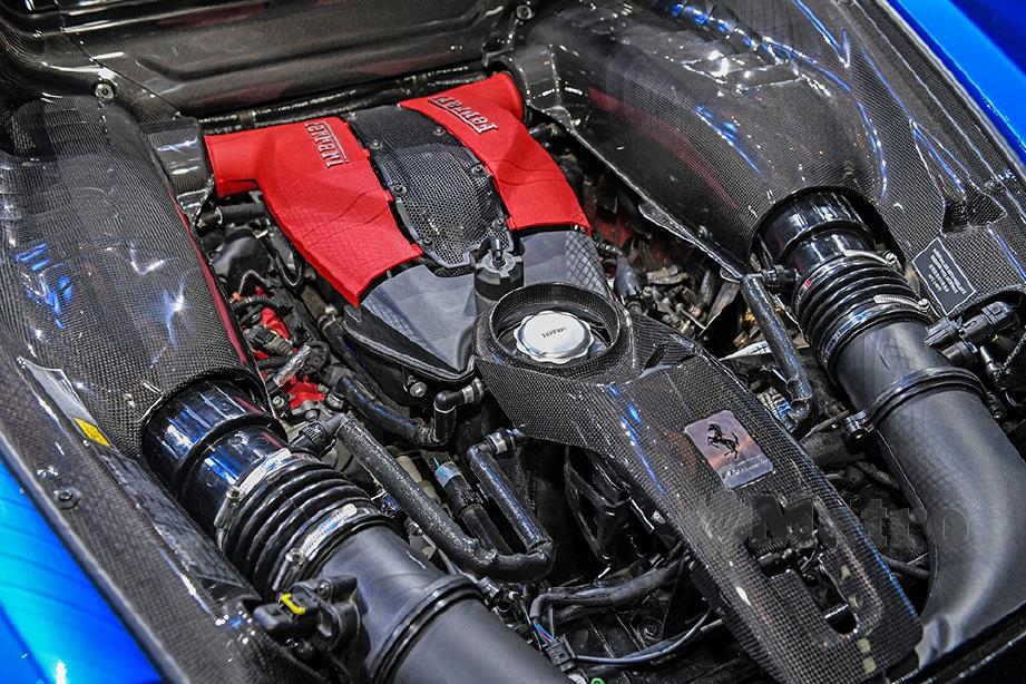 F8 Tributo dikuasakan enjin 3.9 liter V8 pengecas turbo berkembar.