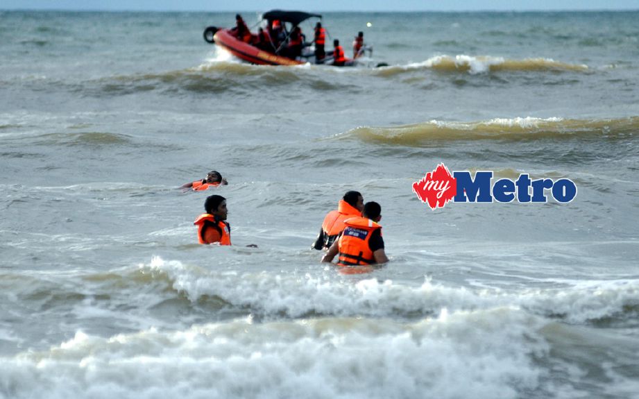 ANGGOTA penyelamat menjalankan operasi SAR mangsa berumur 17 tahun yang dikhuariti lemas ketika mandi di Pantai Tanjung Aru 3, Kota Kinabalu. FOTO Mohd Amin Arinin