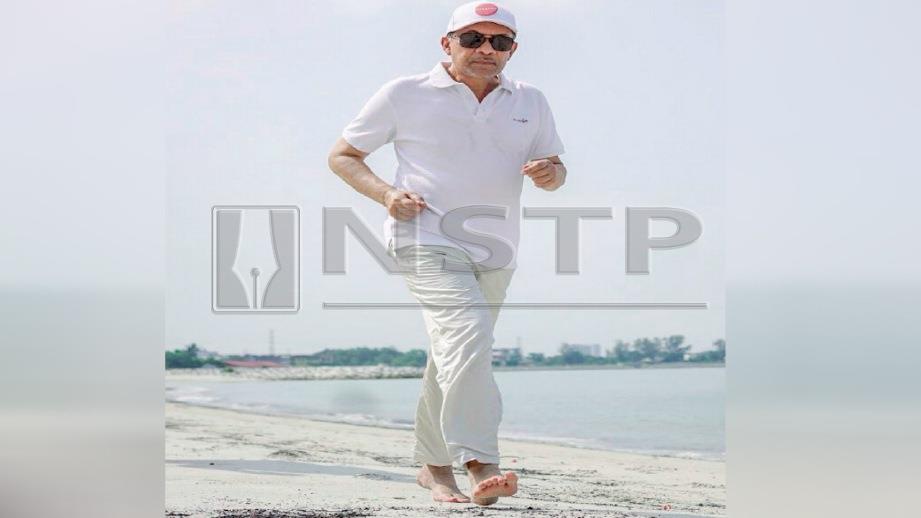 Image result for Gambar Anwar berjogging di pantai