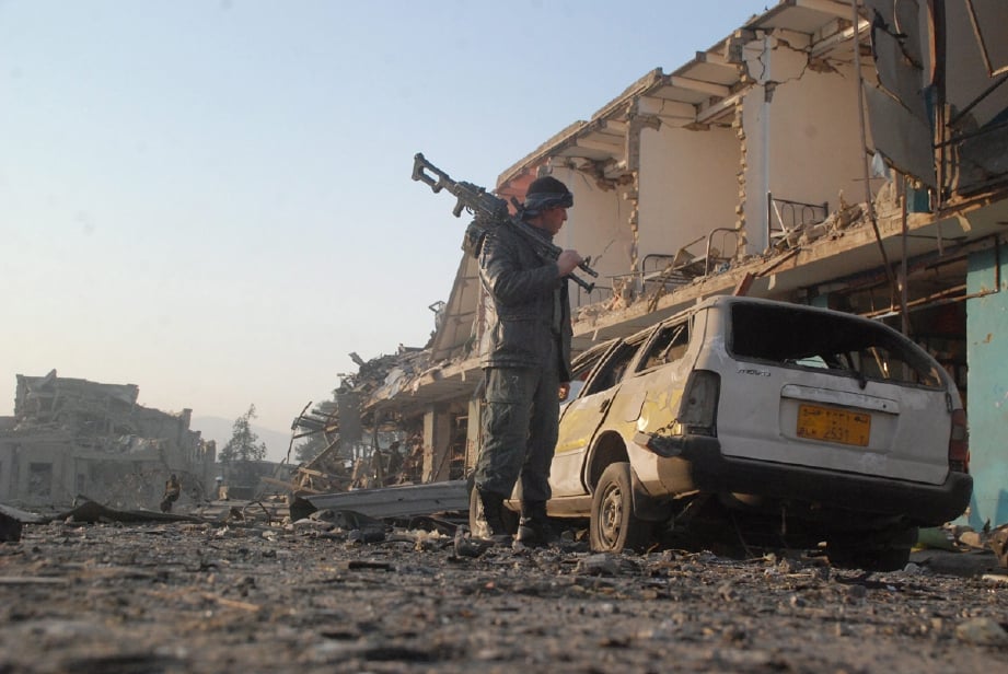 Tentera Afghanistan berkawal di lokasi serangan bom terhadap Konsulat Jerman di Mazar-e-Sharif, Afghanistan. - Foto EPA
