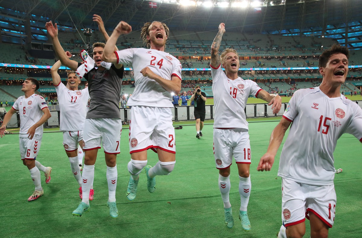 PEMAIN Denmark meraikan kejayaan mereka mara ke separuh akhir. FOTO AFP 