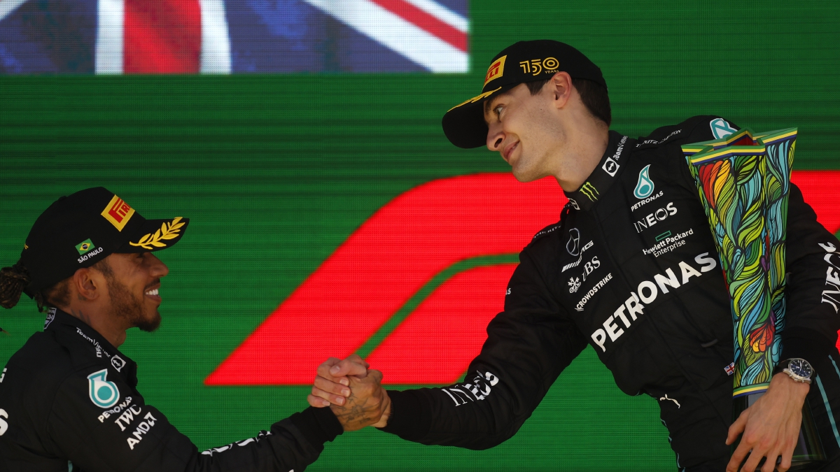 RUSSELL (kanan) meraikan kemenangan satu dunia dengan Hamilton untuk Mercedes di GP Brazil. FOTO EPA