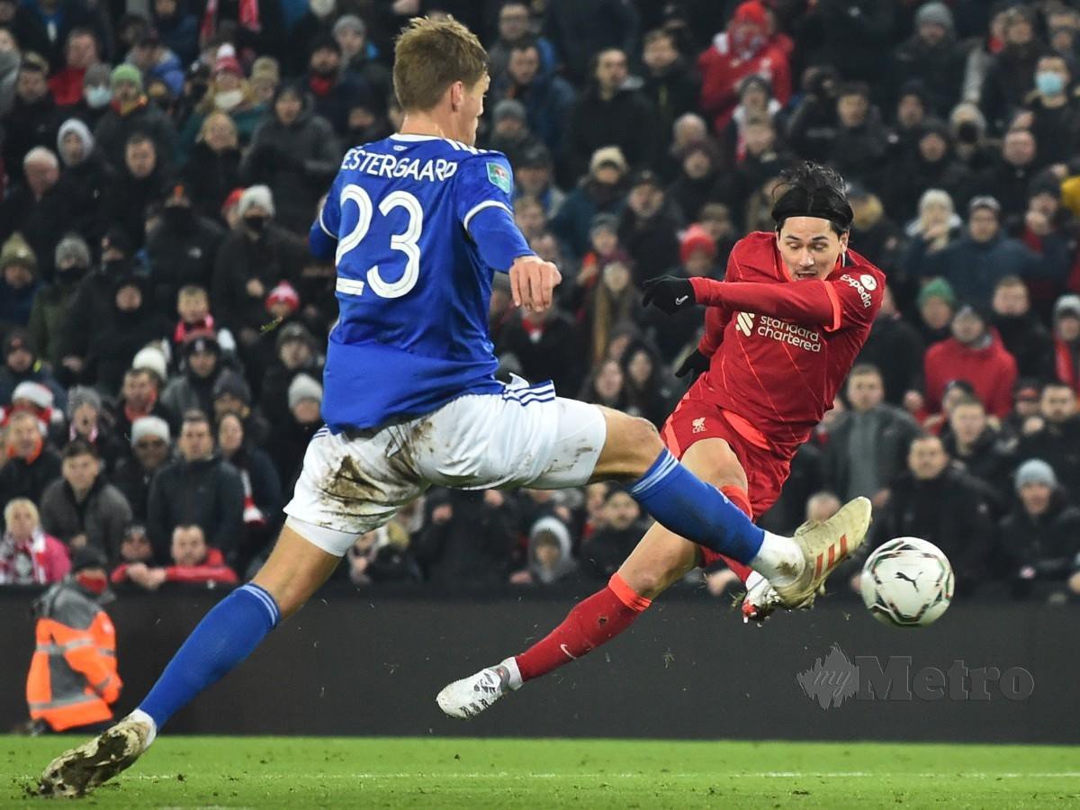 TAKUMI Minamino (kanan) jaringan gol penyamaan Liverpool untuk menjadikan kedudukan 3-3. -FOTO EPA