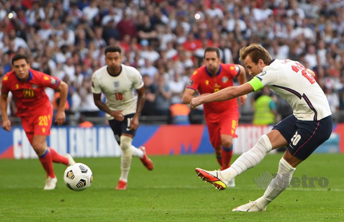 HARRY Kane menyempurnakan penalti untuk gol ketiga England. FOTO AFP 