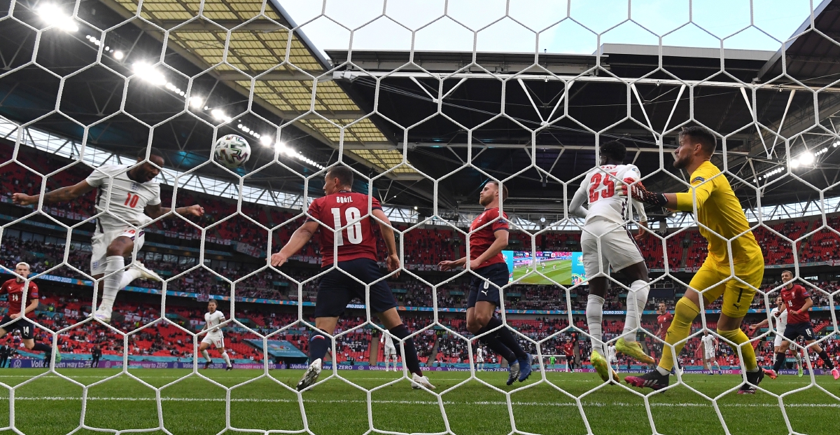 AKSI Sterling menjaringkan gol menerusi tandukan ketika menentang Republik Czech. FOTO EPA 
