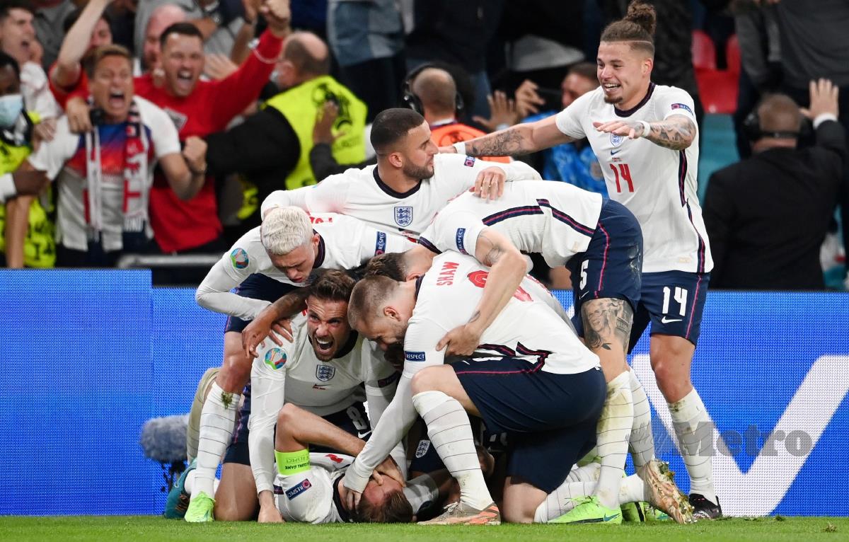PEMAIN England meraikan jaringan kapten mereka,  Harry Kane ketika menang 2-1 ke atas Denmark di separuh akhir Euro 2020 di Wembley, semalam. FOTO EPA